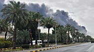 ARCHIVIO - Fumo si alza dall'aeroporto internazionale del Kuwait dopo un attacco con droni a un deposito di carburante a Kuwait City, Kuwait, 25 marzo 2026
