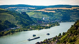Die klassische Rhein-Route führt von Basel in der Schweiz über Straßburg, Speyer, Koblenz und Köln bis nach Amsterdam.