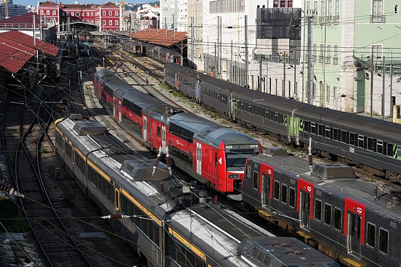 Des trains restent à l'arrêt en gare de Santa Apolónia, à Lisbonne, lors d'une grève générale. 3 juin 2026