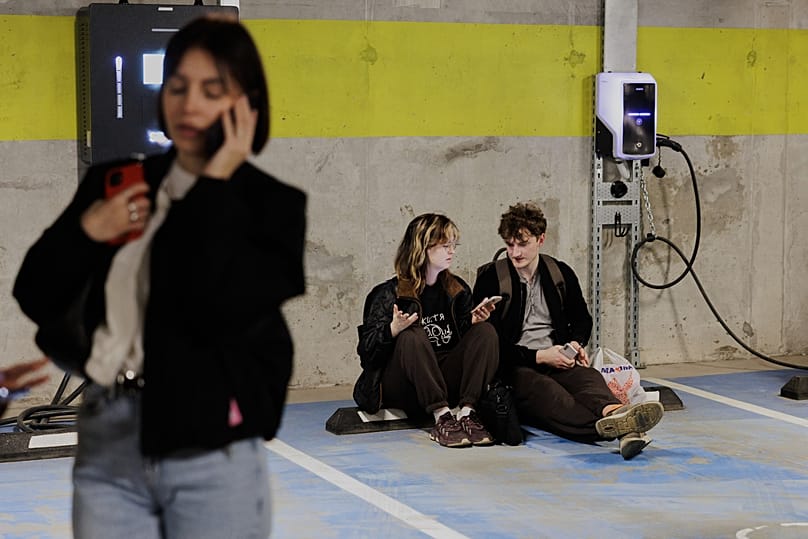 Des personnes se mettent à l’abri dans un parking souterrain pendant une alerte aérienne à Vilnius, le 20 mai 2026