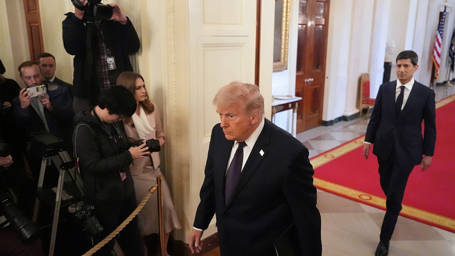 Donald Trump, a sinistra, e Kevin Warsh arrivano al giuramento di Warsh a presidente della Federal Reserve, alla East Room della Casa Bianca, venerdì 22 maggio.