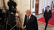 El presidente Donald Trump, a la izquierda, y Kevin Warsh llegan a la ceremonia de jura como presidente de la Reserva Federal en la Sala Este de la Casa Blanca el 22 de mayo