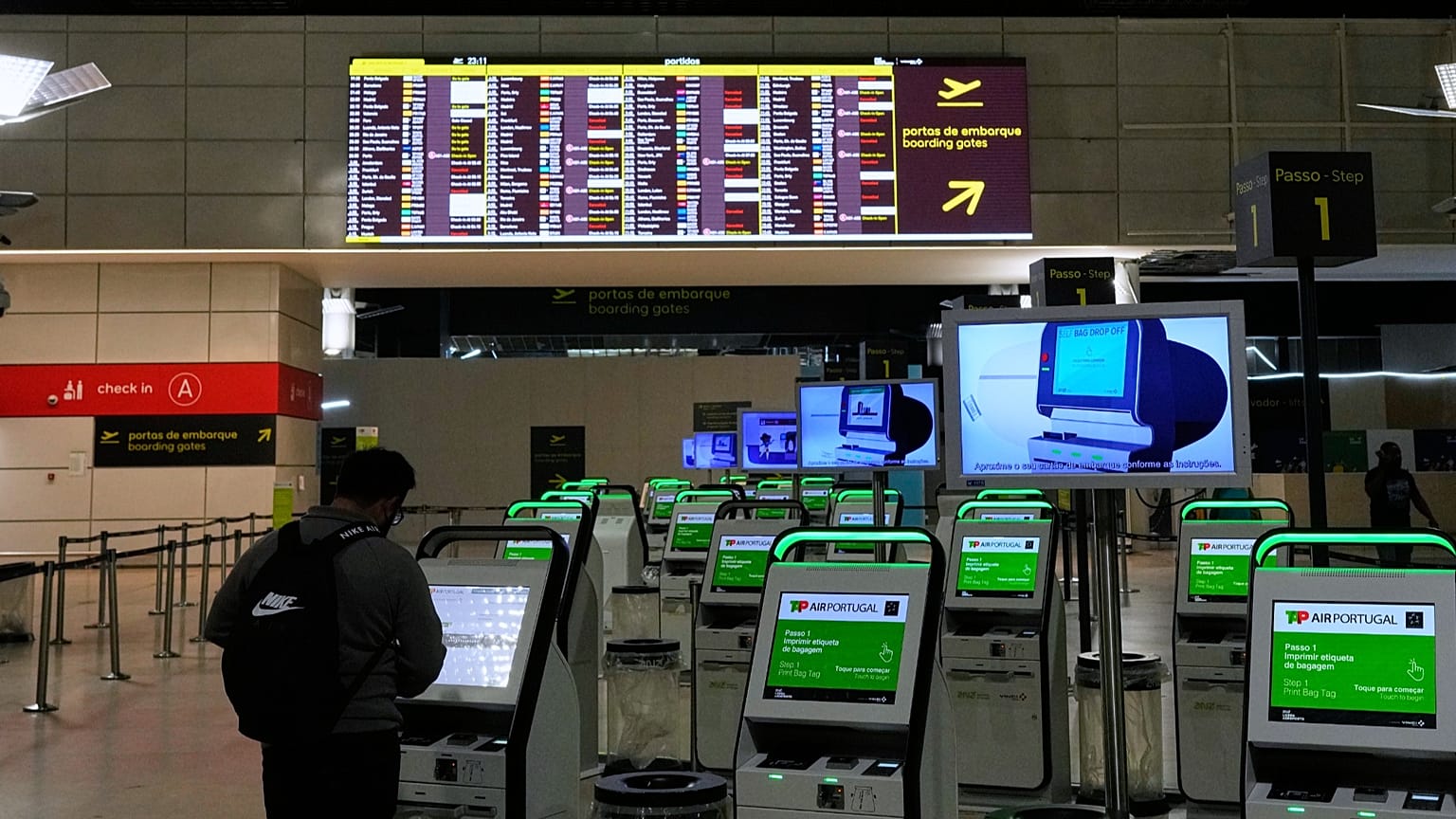 Una pantalla de información de salidas del aeropuerto muestra varios vuelos cancelados en Lisboa, la noche del martes 2 de junio de 2026. (Foto AP/Armando Franca)