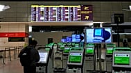 Una pantalla de información de salidas del aeropuerto muestra varios vuelos cancelados en Lisboa, la noche del martes 2 de junio de 2026. (Foto AP/Armando Franca)