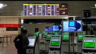 Una pantalla de información de salidas del aeropuerto muestra varios vuelos cancelados en Lisboa, la noche del martes 2 de junio de 2026. (Foto AP/Armando Franca)