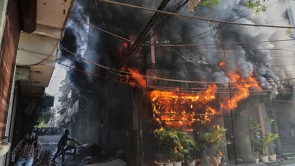 Yeni Delhi'deki binada yangın, en az 18 kişinin ölümüne neden oldu