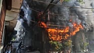 Einwohner versuchen, in einem Hotel in Neu-Delhi, Indien, ein Feuer zu löschen, am Mittwoch, dem dritten Juni 2026.