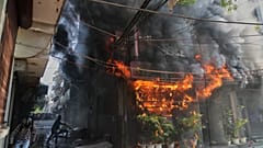 Einwohner versuchen, in einem Hotel in Neu-Delhi, Indien, ein Feuer zu löschen, am Mittwoch, dem dritten Juni 2026.