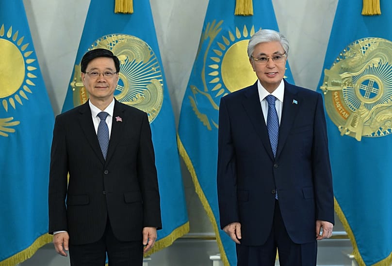 Presidente do Cazaquistão Kassym-Jomart Tokayev e chefe do Executivo de Hong Kong, John Lee