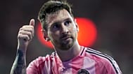 Messi levanta el pulgar hacia la grada durante el tiempo de descuento al final de un partido de fútbol de la MLS contra los Portland Timbers, el domingo 17 de mayo de 2026.