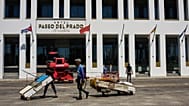 Pescadores con balsas improvisadas pasan frente al hotel Paseo del Prado, de la cadena canadiense Blue Diamond, en La Habana.