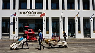Pescadores con balsas improvisadas pasan frente al hotel Paseo del Prado, de la cadena canadiense Blue Diamond, en La Habana.