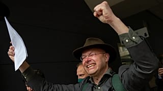 L’ex direttore di Milieudefensie, Donald Pols, festeggia la sentenza in una causa contro Shell all’Aia, nei Paesi Bassi, mercoledì 26 maggio 2021.