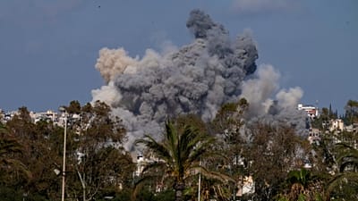 Fumo ergue-se após um ataque aéreo israelita que atingiu a localidade de Burj al-Shamali, perto da cidade portuária de Tiro, no sul do Líbano, terça-feira, 2 de junho de 2026