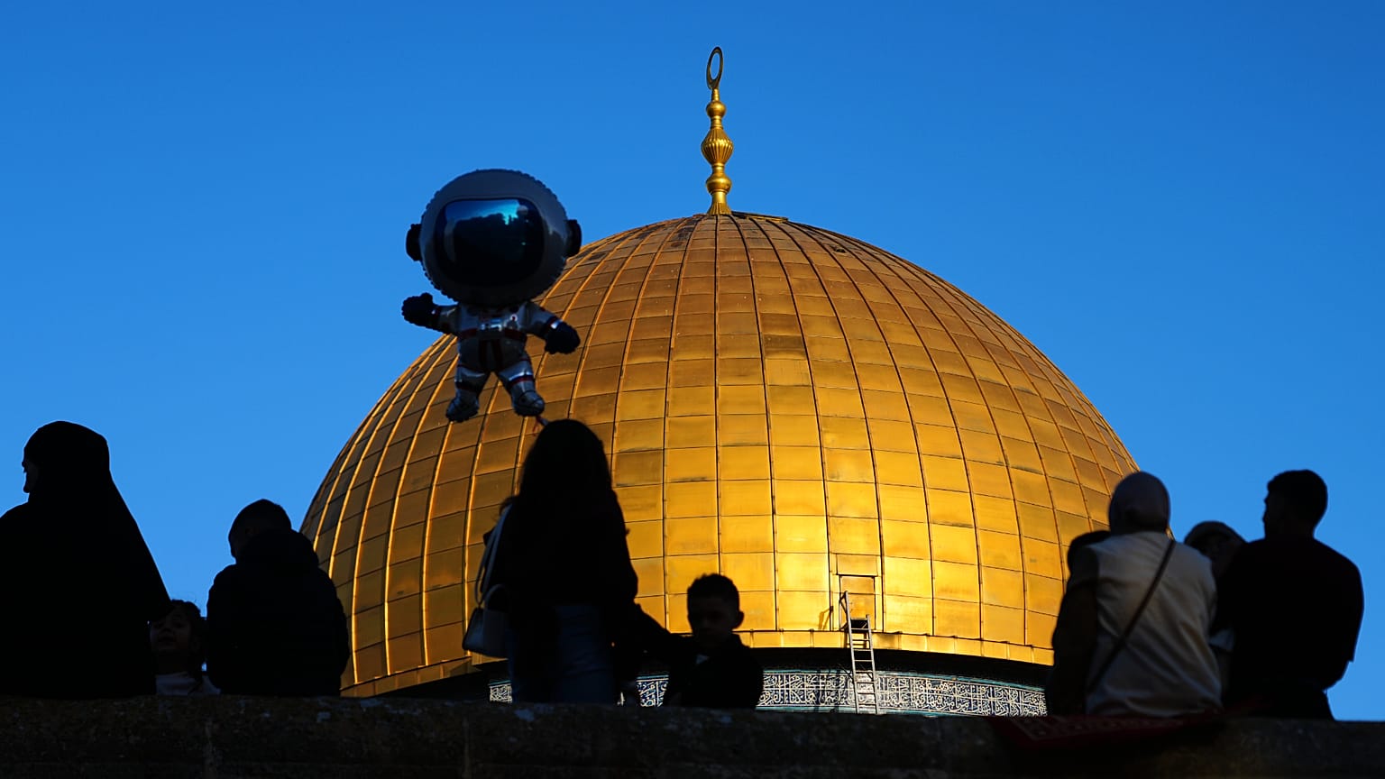 يتجمع المصلون المسلمون لأداء صلاة عيد الأضحى بجوار ضريح قبة الصخرة في مجمع المسجد الأقصى بالبلدة القديمة بالقدس، الأربعاء 27 مايو 2026. 