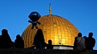 يتجمع المصلون المسلمون لأداء صلاة عيد الأضحى بجوار ضريح قبة الصخرة في مجمع المسجد الأقصى بالبلدة القديمة بالقدس، الأربعاء 27 مايو 2026. 