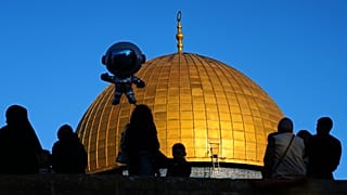 يتجمع المصلون المسلمون لأداء صلاة عيد الأضحى بجوار ضريح قبة الصخرة في مجمع المسجد الأقصى بالبلدة القديمة بالقدس، الأربعاء 27 مايو 2026. 