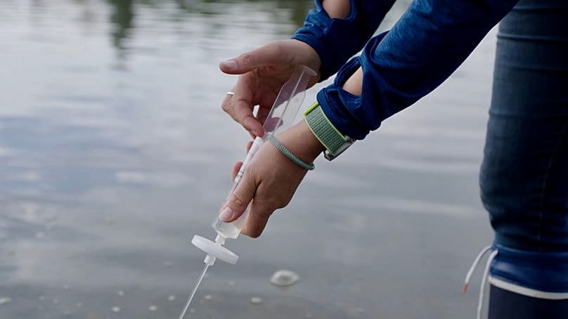 Устройство NatureMetrics для отбора проб воды из реки