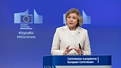 Η Χένα Βίρκουνεν, επίτροπος της ΕΕ για την τεχνολογική κυριαρχία, την ασφάλεια και τη δημοκρατία, δίνει συνέντευξη Τύπου στις Βρυξέλλες στις 9 Απριλίου 2025.