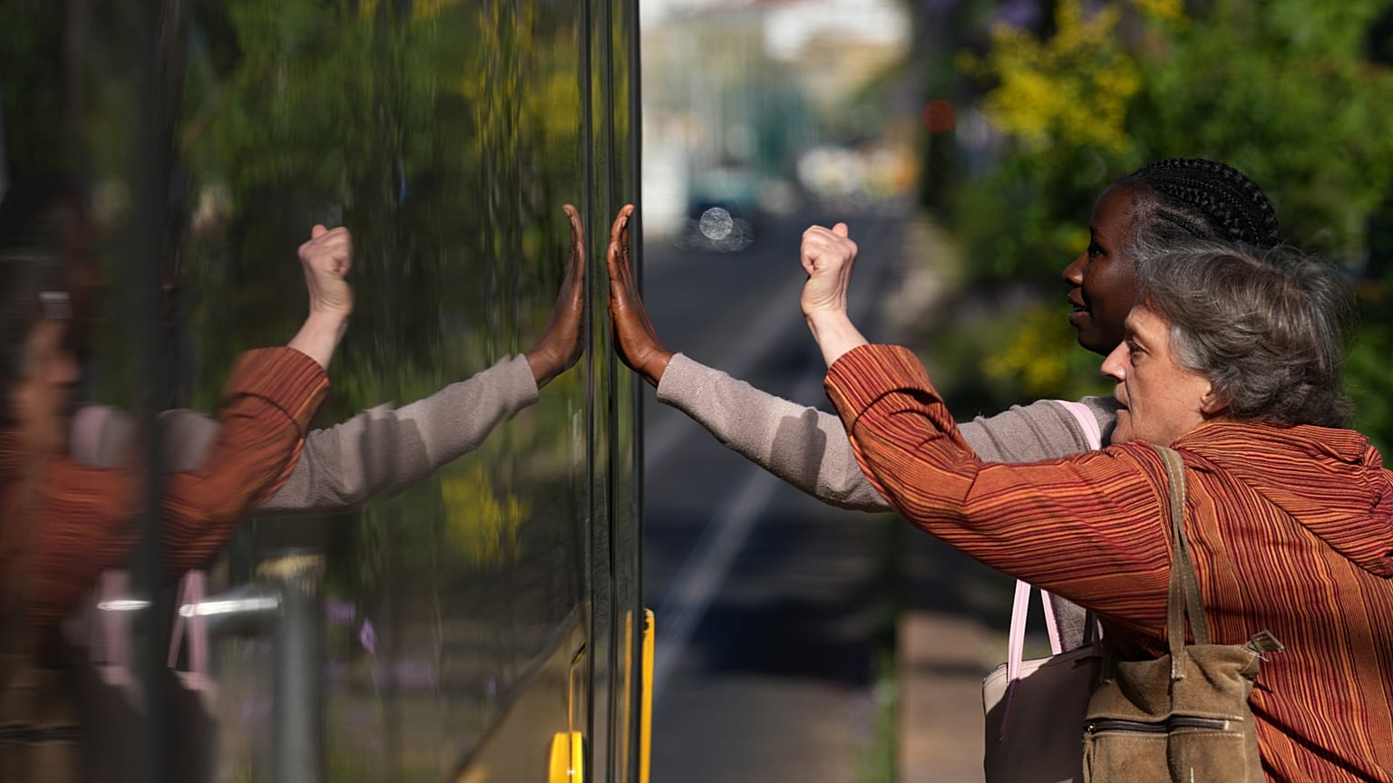 Dos mujeres llaman a la puerta de un autobús en un intercambiador de Lisboa durante una huelga general de 24 horas contra las reformas laborales, el tres de junio de 2026.
