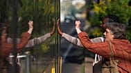 Dos mujeres llaman a la puerta de un autobús en un intercambiador de Lisboa durante una huelga general de 24 horas contra las reformas laborales, el tres de junio de 2026.