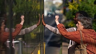 Zwei Frauen klopfen an die Tür eines Busses an einem Busbahnhof in Lissabon, Portugal, bei einem 24-stündigen Generalstreik gegen Arbeitsmarktreformen am dritten Juni 2026.