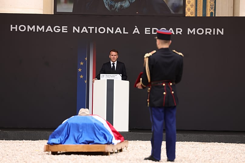 Emmanuel Macron diante do caixão de Edgar Morin, filósofo, sociólogo e membro da Resistência, no Hôtel des Invalides, em Paris, quarta-feira, 3 de junho de 2026.