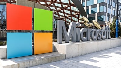Un panneau et le logo de Microsoft sont visibles au siège de l’entreprise, le 4 avril 2025, à Redmond, dans l’État de Washington.