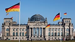 أعلام ألمانية ترفرف أمام مقر البرلمان الألماني "البوندستاغ" في برلين، في 5 مارس 2013.