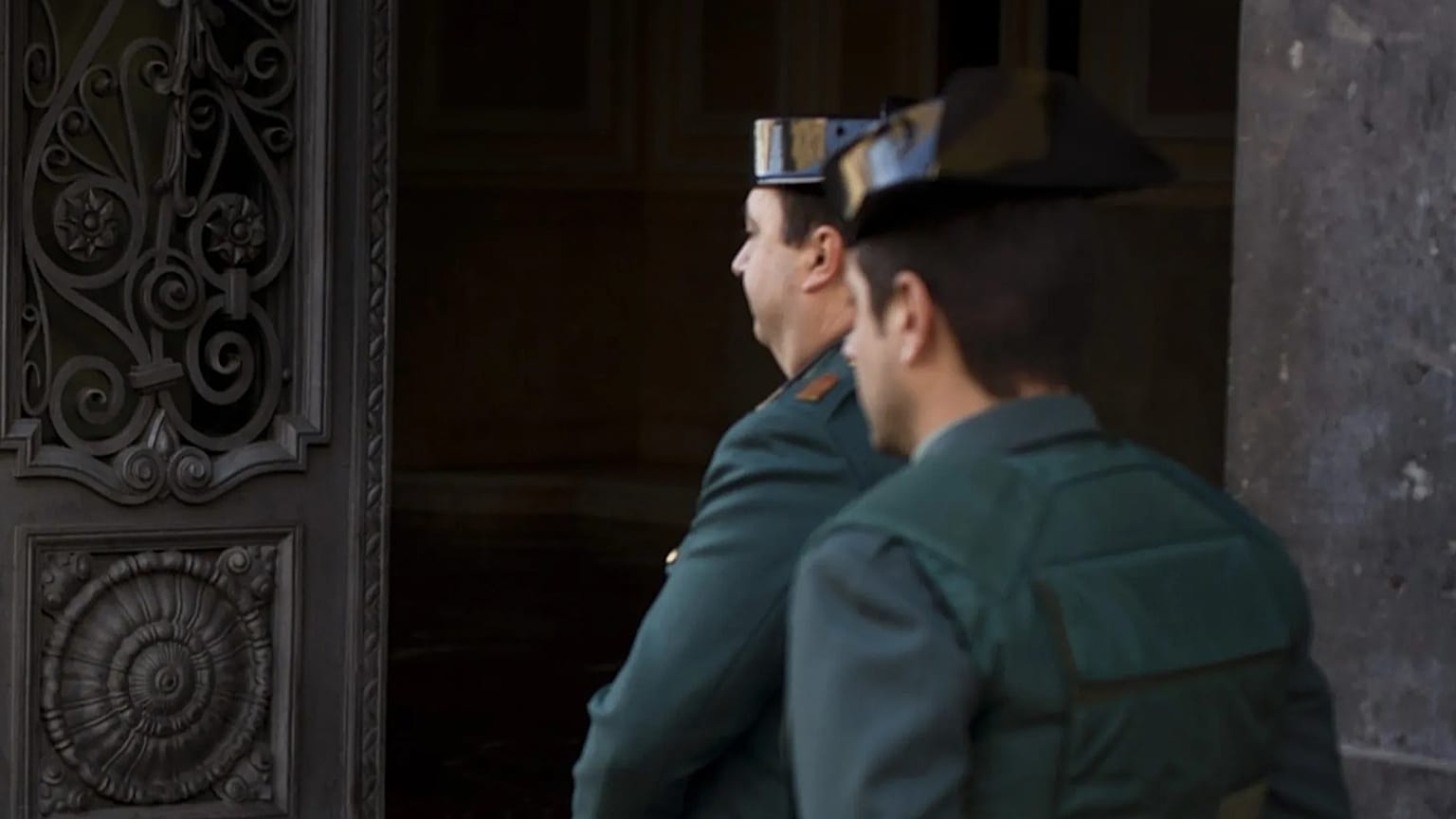 Una monja sale de un colegio electoral mientras agentes de la Guardia Civil la custodian, tras emitir su voto en las elecciones en Madrid, en diciembre de 2015.