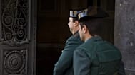 Una monja sale de un colegio electoral mientras agentes de la Guardia Civil la custodian, tras emitir su voto en las elecciones en Madrid, en diciembre de 2015.