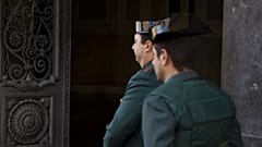 Una monja sale de un colegio electoral mientras agentes de la Guardia Civil la custodian, tras emitir su voto en las elecciones en Madrid, en diciembre de 2015.
