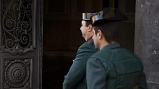 Una monja sale de un colegio electoral mientras agentes de la Guardia Civil la custodian, tras emitir su voto en las elecciones en Madrid, en diciembre de 2015.