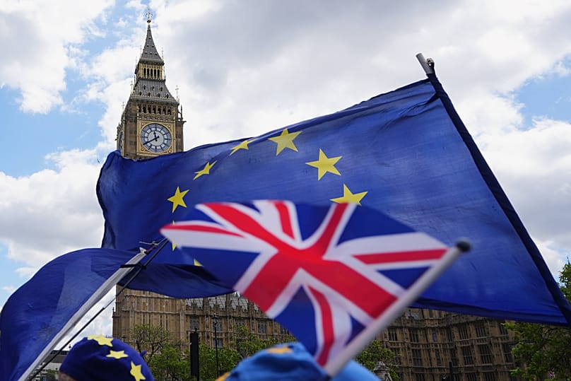 Militantes pró-UE seguram bandeiras junto ao parlamento, em Londres, 20 de maio de 2026