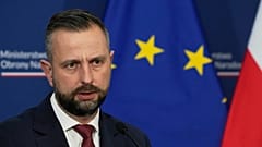 Polens Vizepremier und Verteidigungsminister Władysław Kosiniak-Kamysz spricht auf einer Pressekonferenz in Warschau am 26. September 2025.
