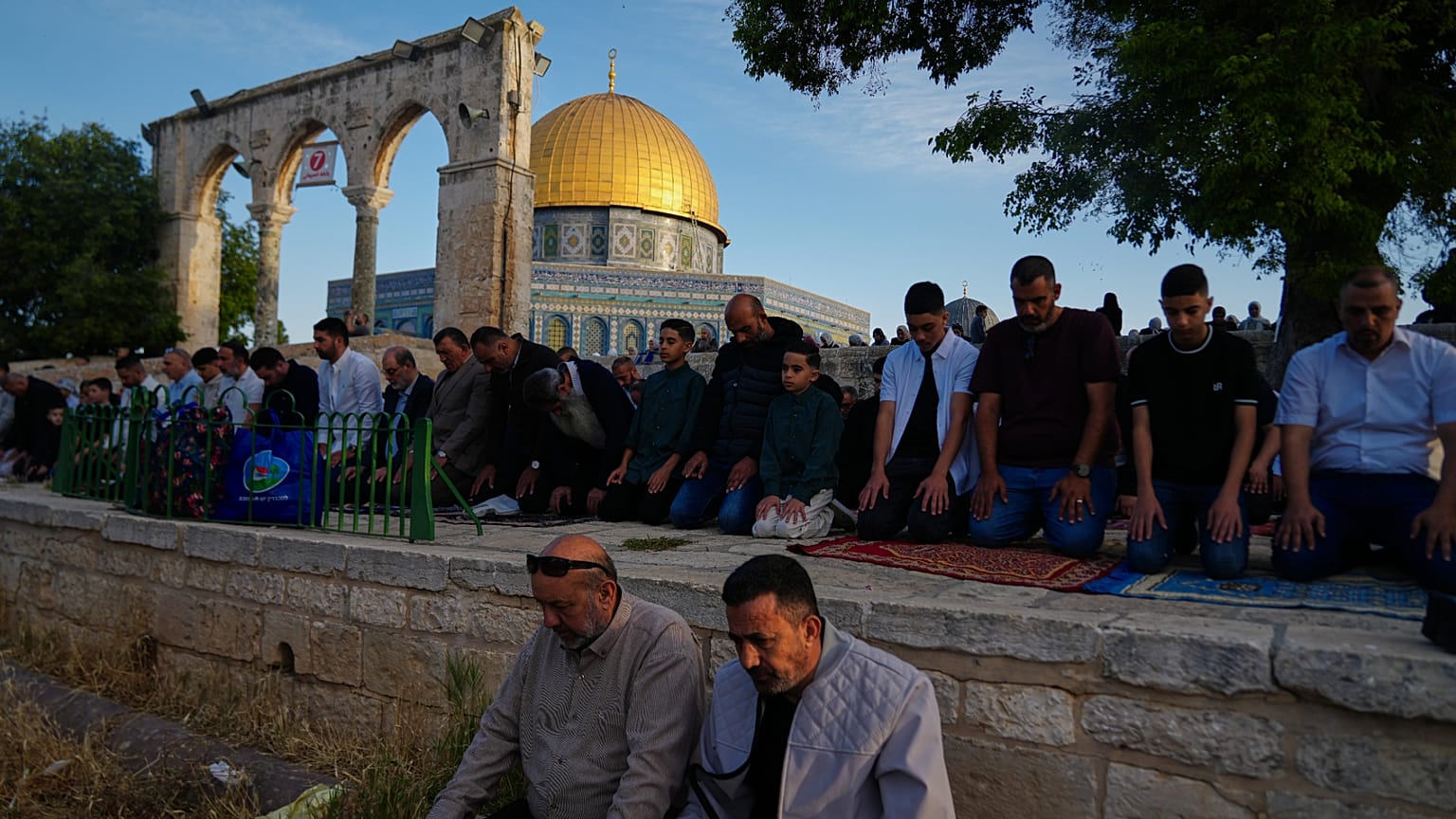 مصلون مسلمون يؤدون صلاة عيد الأضحى إلى جانب قبة الصخرة في باحات المسجد الأقصى بالبلدة القديمة في القدس، في 27 مايو 2026.