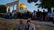 مصلون مسلمون يؤدون صلاة عيد الأضحى إلى جانب قبة الصخرة في باحات المسجد الأقصى بالبلدة القديمة في القدس، في 27 مايو 2026.