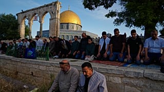 مصلون مسلمون يؤدون صلاة عيد الأضحى إلى جانب قبة الصخرة في باحات المسجد الأقصى بالبلدة القديمة في القدس، في 27 مايو 2026.