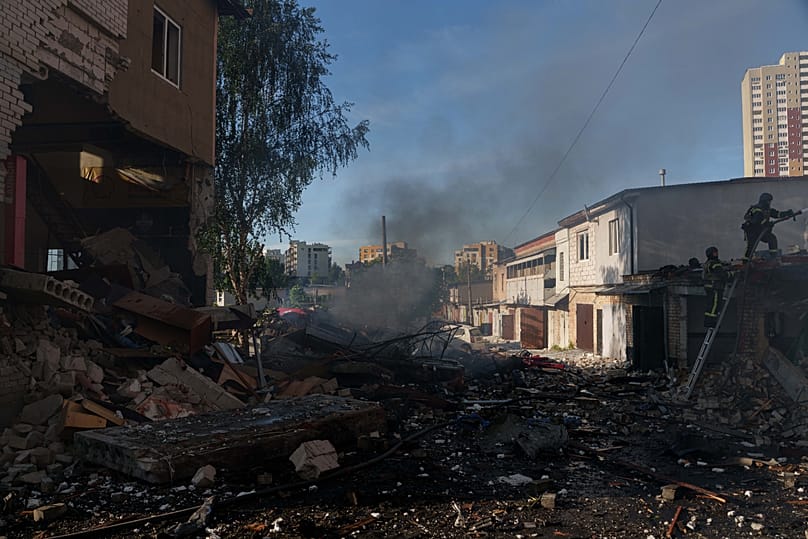 Seit über vier Jahren Krieg: Rettungskräfte löschen am 2. Juni einen Brand in einer Autowerkstatt nach einem russischen Angriff auf Kyjiw in der Ukraine.