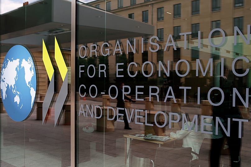 ARCHIVO. El logotipo a la entrada de la sede de la OCDE en París, junio de 2017