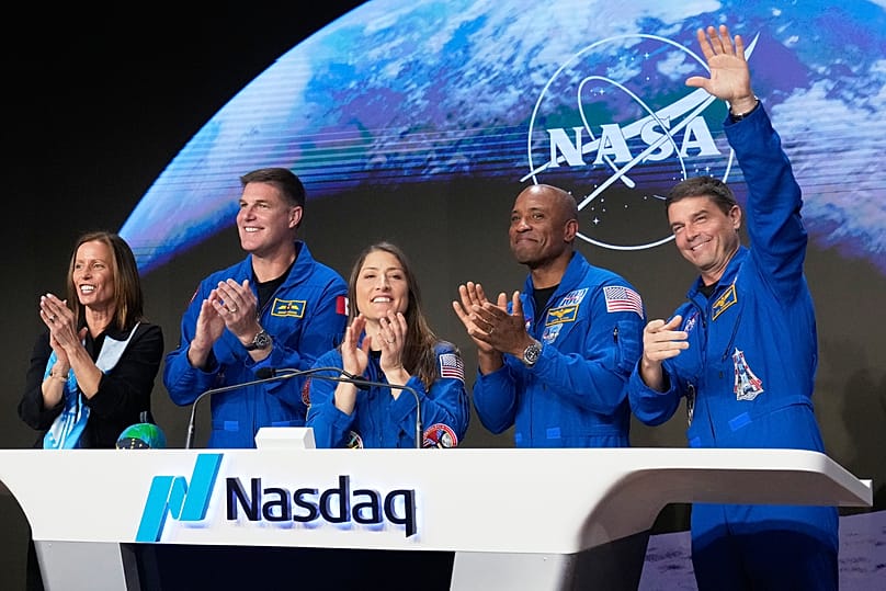Los astronautas de Artemis II de la NASA, acompañados por la consejera delegada del Nasdaq, Adena T. Friedman, hacen sonar la campana de cierre en Nueva York, 30 de abril de 2026