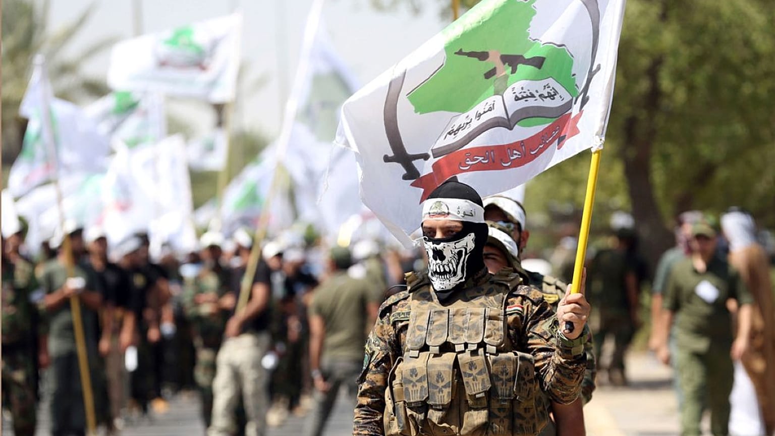  صورة أرشيفية - يشارك أعضاء من قوات الحشد الشعبي العراقية التابعة لجماعة عصائب أهل الحق الشيعية في مسيرة يوم القدس في بغداد، العراق، الجمعة 1 يوليو/تموز 2016.