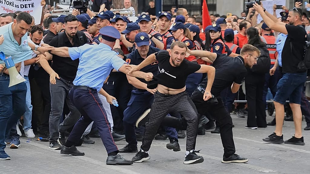 Arnavutluk Jared Kushner çevre isyanı protestoları