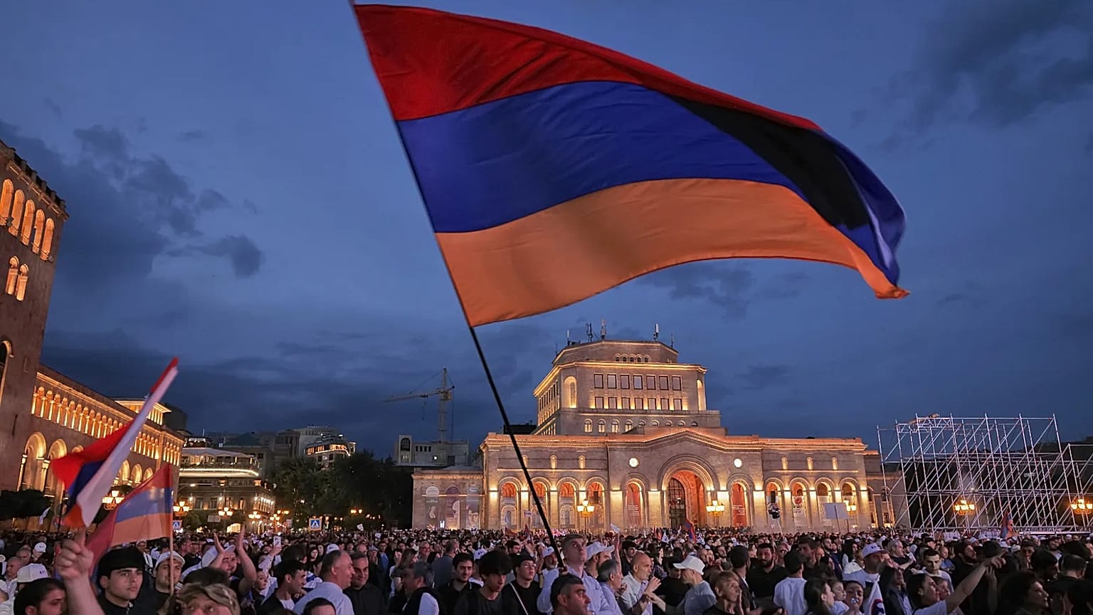 Rus-Ermeni iş insanı Samvel Karapetyan’ın destekçileri, Ermenistan’ın başkenti Erivan’da Başbakan Nikol Paşinyan’a karşı düzenlenen miting sırasında. / 3 Haziran 2026 Çarşamba