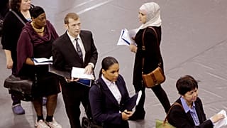 Соискатели выстроились в очередь на собеседования на ярмарке вакансий, организованной Департаментом труда штата Нью-Йорк, в Бруклине 8 октября 2014 года.
