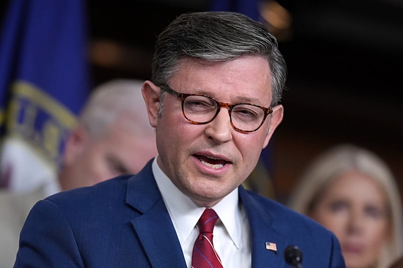 Temsilciler Meclisi Başkanı Mike Johnson (Cumhuriyetçi, Louisiana), Cumhuriyetçi Parti liderleriyle birlikte, 3 Haziran 2026 Çarşamba günü Washington’daki Kongre Binası’nda gazetecilerle konuşuyor. (AP Fotoğrafı: J. Scott Applewhite)