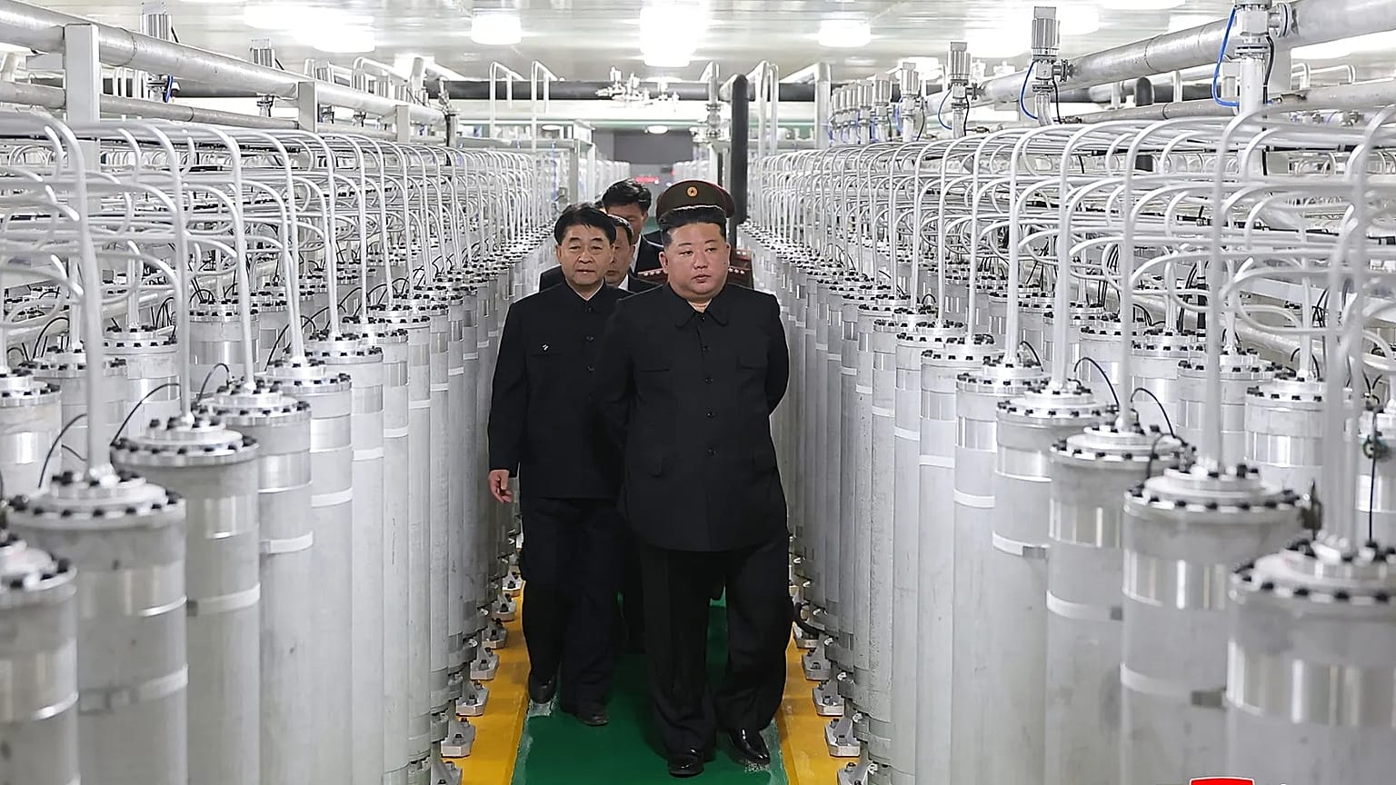 Kim Jong Un, delante a la derecha, visita el miércoles 3 de junio de 2026 una nueva planta de combustible para bombas nucleares en un lugar no revelado de Corea del Norte.