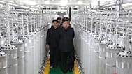 Kim Jong Un, vorne rechts, besichtigt am Mittwoch, 3. Juni 2026, eine Anlage zur Herstellung von Brennstoff für Atombomben an einem unbekannten Ort in Nordkorea.