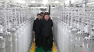 Kim Jong Un, a destra, visita un impianto per la produzione di combustibile per bombe nucleari in un luogo segreto della Corea del Nord, mercoledì 3 giugno 2026.