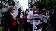 Personas se concentran delante de la sede de CNews para protestar contra la exdirectora de RT France, Ksenia Fedorova